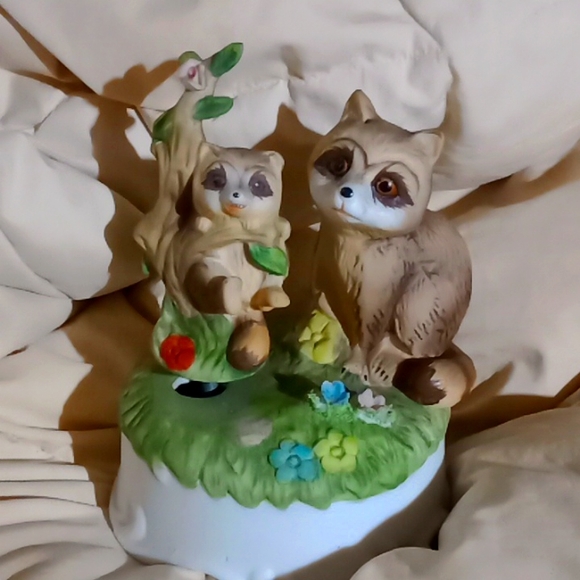 VINTAGE 1980 MSR IMPORTS MUSIC BOX - Picture 1 of 4